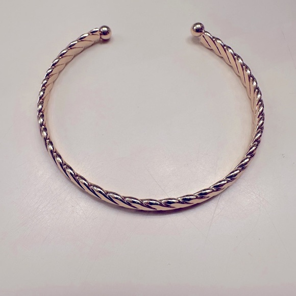 Elegant Gold-Toned Twisted Bracelet - Picture 1 of 6